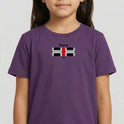 Camiseta com estampa frontal de um padrão geométrico com linhas curvadas e detalhes de texto "Kuarup" e "Xingu", e estampa traseira de "Xingu" centralizado.