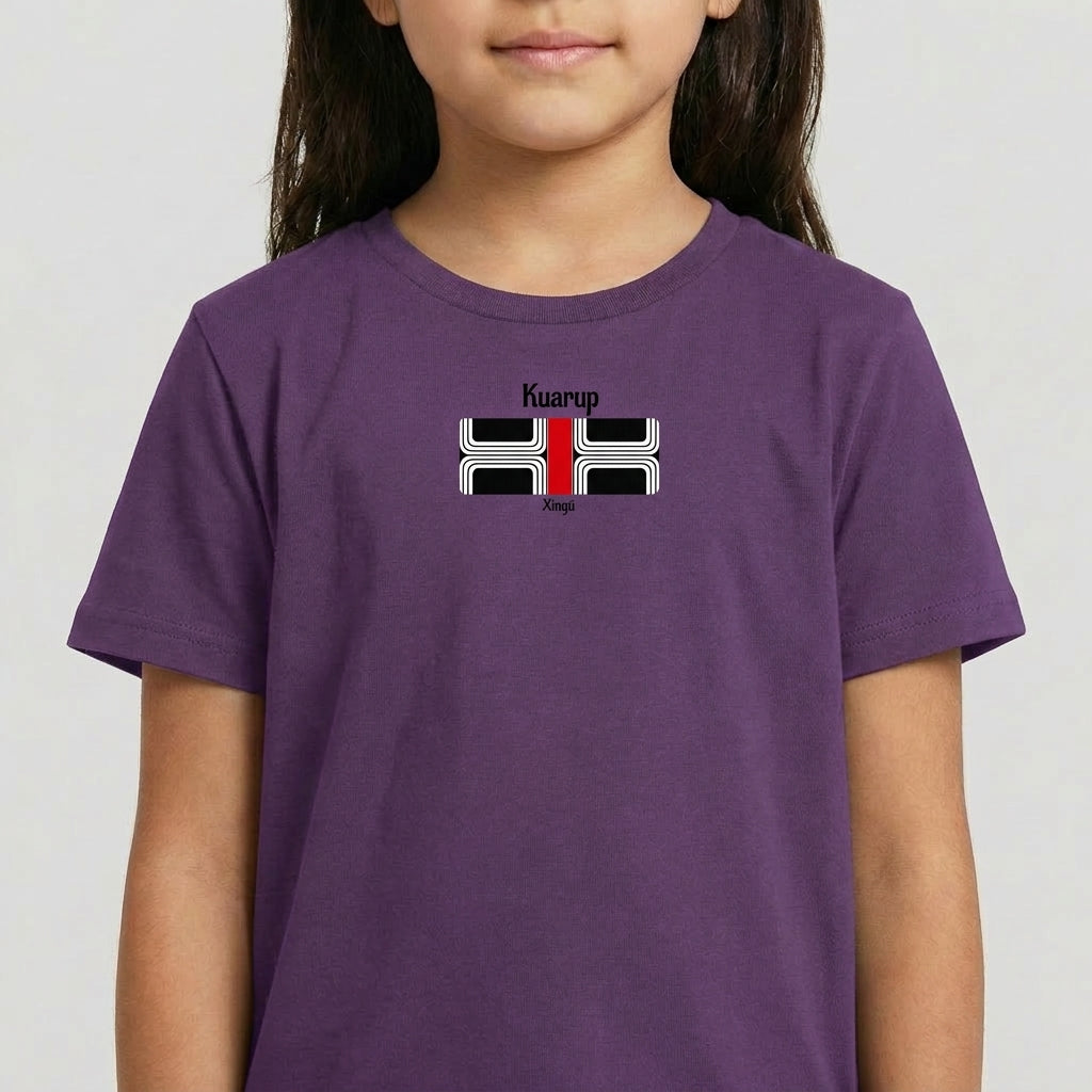 Camiseta com estampa frontal de um padrão geométrico com linhas curvadas e detalhes de texto "Kuarup" e "Xingu", e estampa traseira de "Xingu" centralizado.