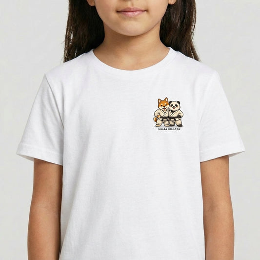 Camiseta com estampa frontal de cachorro e panda em quimonos de judô e estampa traseira de cachorro e panda lutando, sol vermelho e texto "Yama Jiu Jitsu".