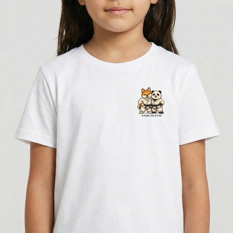 Camiseta com estampa frontal de cachorro e panda em quimonos de judô e estampa traseira de cachorro e panda lutando, sol vermelho e texto "Yama Jiu Jitsu".