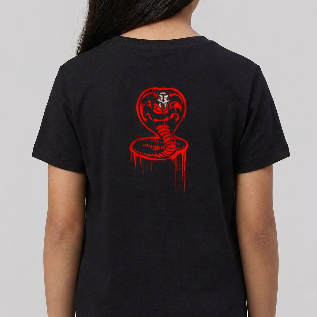 Camiseta com estampa frontal de "No Mercy Club" estilizado e estampa traseira de cobra com detalhes tribais e efeito gráfico de tinta escorrendo.