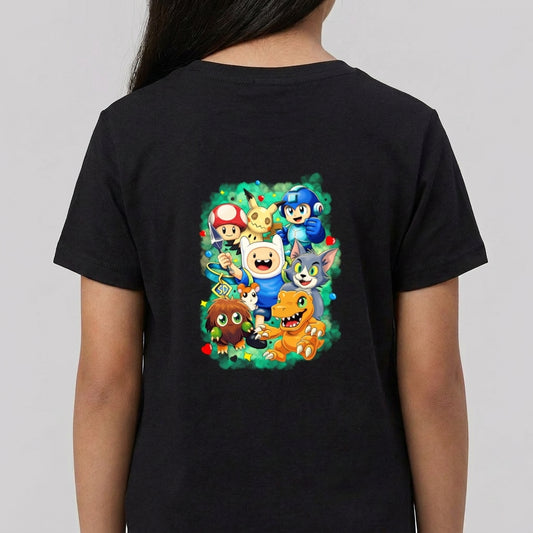 Camiseta com estampa frontal de uma inicial estilizada e estampa traseira com vários personagens icônicos de jogos e animações em um agrupamento vibrante.