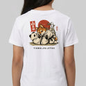 Camiseta com estampa frontal de cachorro e panda em quimonos de judô e estampa traseira de cachorro e panda lutando, sol vermelho e texto "Yama Jiu Jitsu".