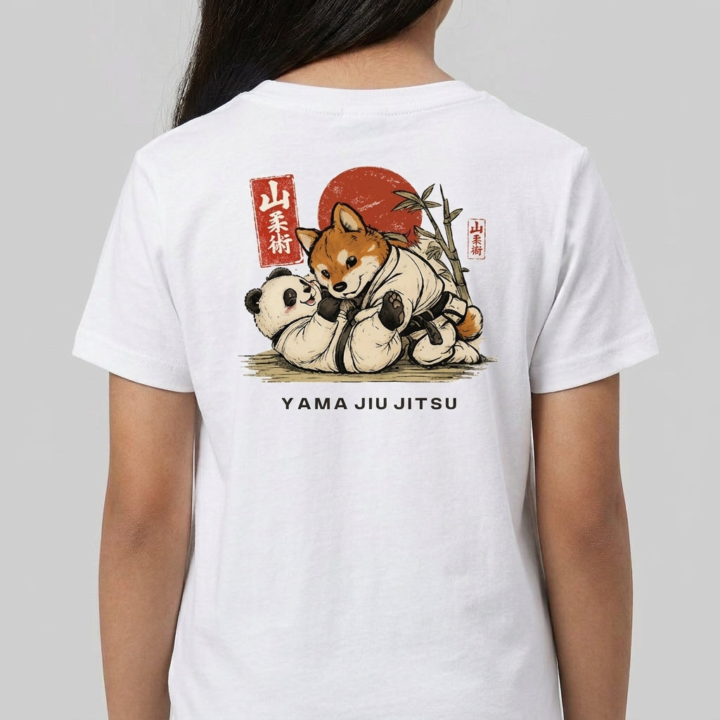 Camiseta com estampa frontal de cachorro e panda em quimonos de judô e estampa traseira de cachorro e panda lutando, sol vermelho e texto "Yama Jiu Jitsu".