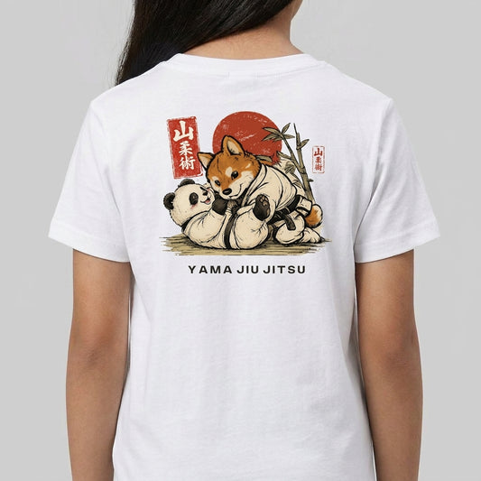 Camiseta com estampa frontal de cachorro e panda em quimonos de judô e estampa traseira de cachorro e panda lutando, sol vermelho e texto "Yama Jiu Jitsu".
