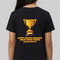 Camiseta com estampa frontal de troféu dourado pequeno e estampa traseira de troféu maior com a frase "Quem vencer herdará todas essas coisas Apocalipse 21:7".