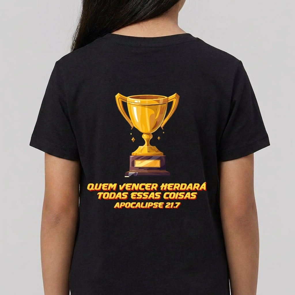 Camiseta com estampa frontal de troféu dourado pequeno e estampa traseira de troféu maior com a frase "Quem vencer herdará todas essas coisas Apocalipse 21:7".