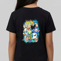 Camiseta com estampa frontal de assinatura estilizada em caligrafia cursiva e estampa traseira de diversos personagens em estilo cartunesco rodeados por elementos coloridos.