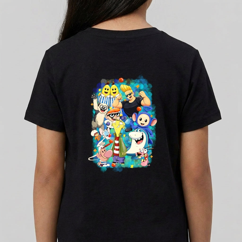 Camiseta com estampa frontal de assinatura estilizada em caligrafia cursiva e estampa traseira de diversos personagens em estilo cartunesco rodeados por elementos coloridos.