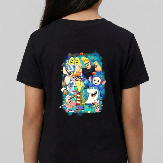 Camiseta com estampa frontal de assinatura estilizada em caligrafia cursiva e estampa traseira de diversos personagens em estilo cartunesco rodeados por elementos coloridos.
