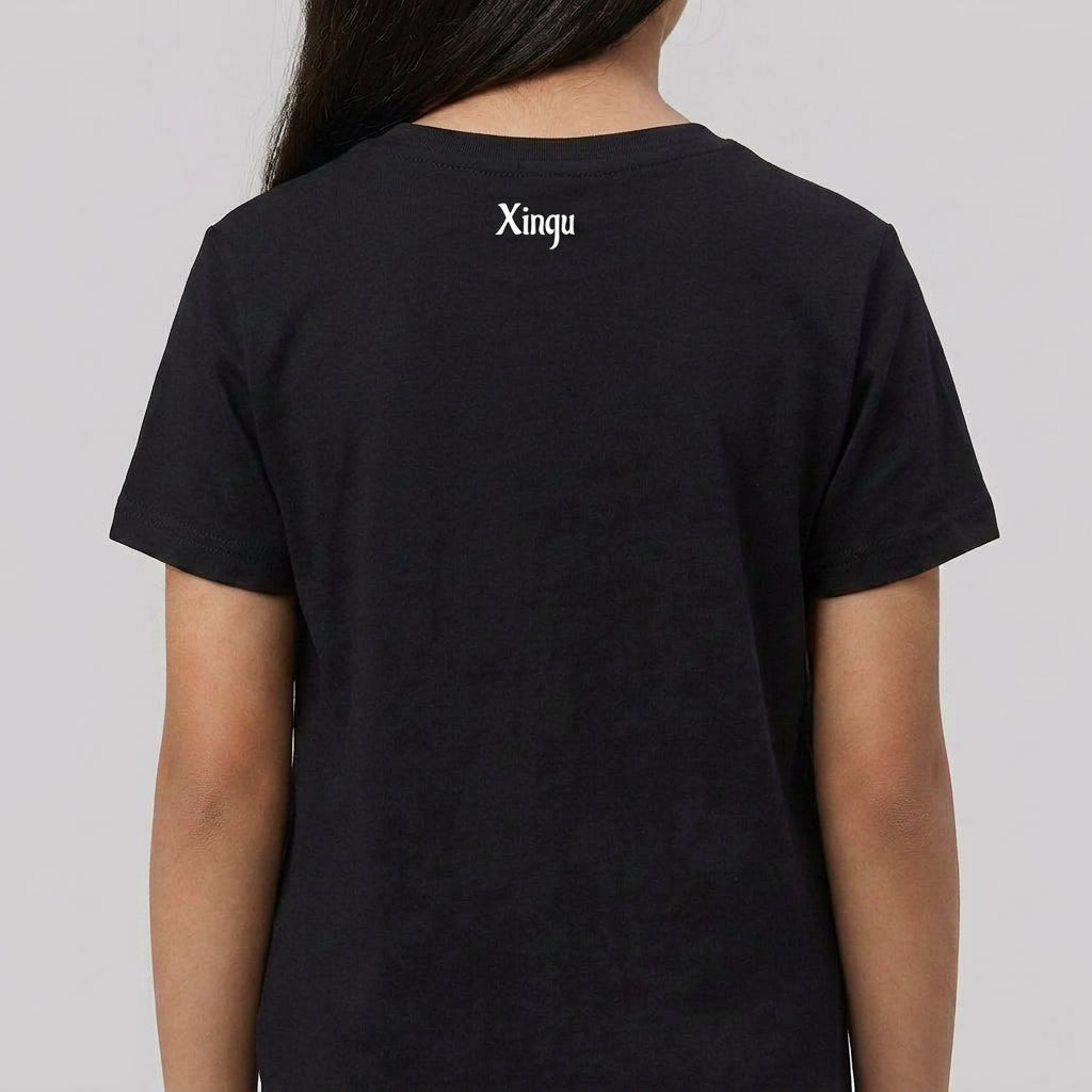 Camiseta com estampa frontal de elementos gráficos geométricos simétricos acompanhados das palavras "Kuarup" e "Xingu", e estampa traseira de "Xingu".