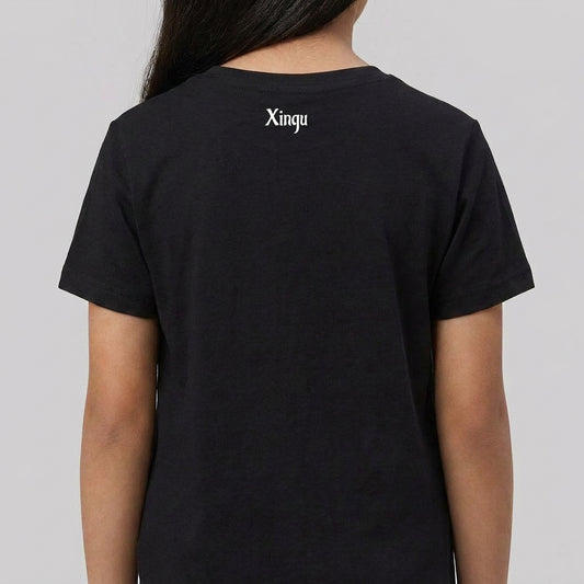 Camiseta com estampa frontal de elementos gráficos geométricos simétricos acompanhados das palavras "Kuarup" e "Xingu", e estampa traseira de "Xingu".