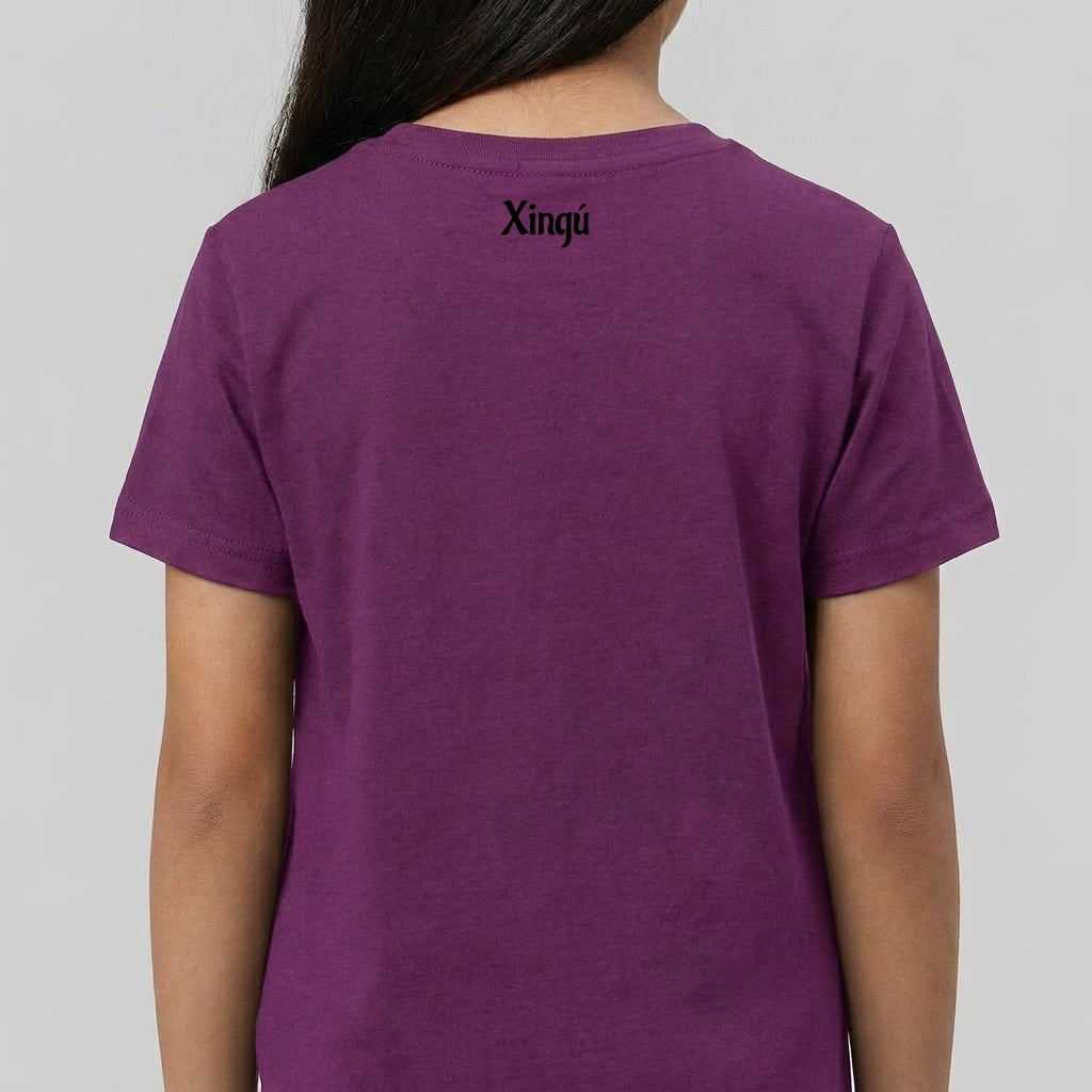 Camiseta com estampa frontal de um padrão geométrico com linhas curvadas e detalhes de texto "Kuarup" e "Xingu", e estampa traseira de "Xingu" centralizado.