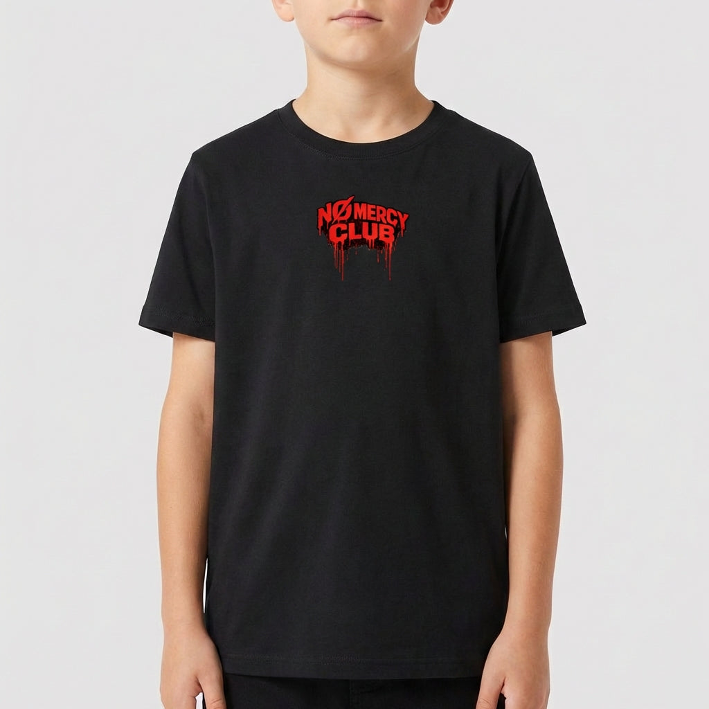 Camiseta com estampa frontal de "No Mercy Club" estilizado e estampa traseira de cobra com detalhes tribais e efeito gráfico de tinta escorrendo.