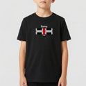 Camiseta com estampa frontal de elementos gráficos geométricos simétricos acompanhados das palavras "Kuarup" e "Xingu", e estampa traseira de "Xingu".