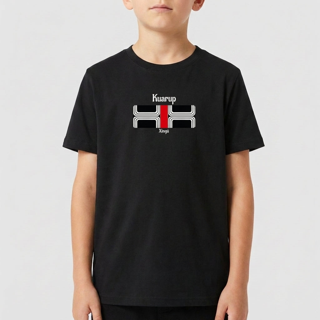 Camiseta com estampa frontal de elementos gráficos geométricos simétricos acompanhados das palavras "Kuarup" e "Xingu", e estampa traseira de "Xingu".