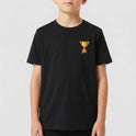 Camiseta com estampa frontal de troféu dourado pequeno e estampa traseira de troféu maior com a frase "Quem vencer herdará todas essas coisas Apocalipse 21:7".