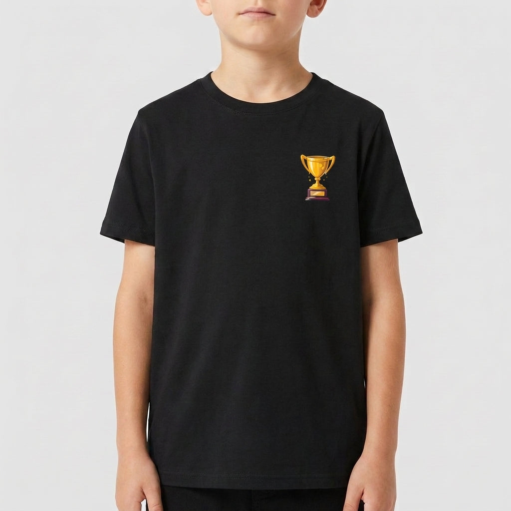 Camiseta com estampa frontal de troféu dourado pequeno e estampa traseira de troféu maior com a frase "Quem vencer herdará todas essas coisas Apocalipse 21:7".