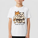Camiseta com estampa frontal de cachorro e panda em quimonos de judô e estampa traseira de cachorro e panda lutando, sol vermelho e texto "Yama Jiu Jitsu".