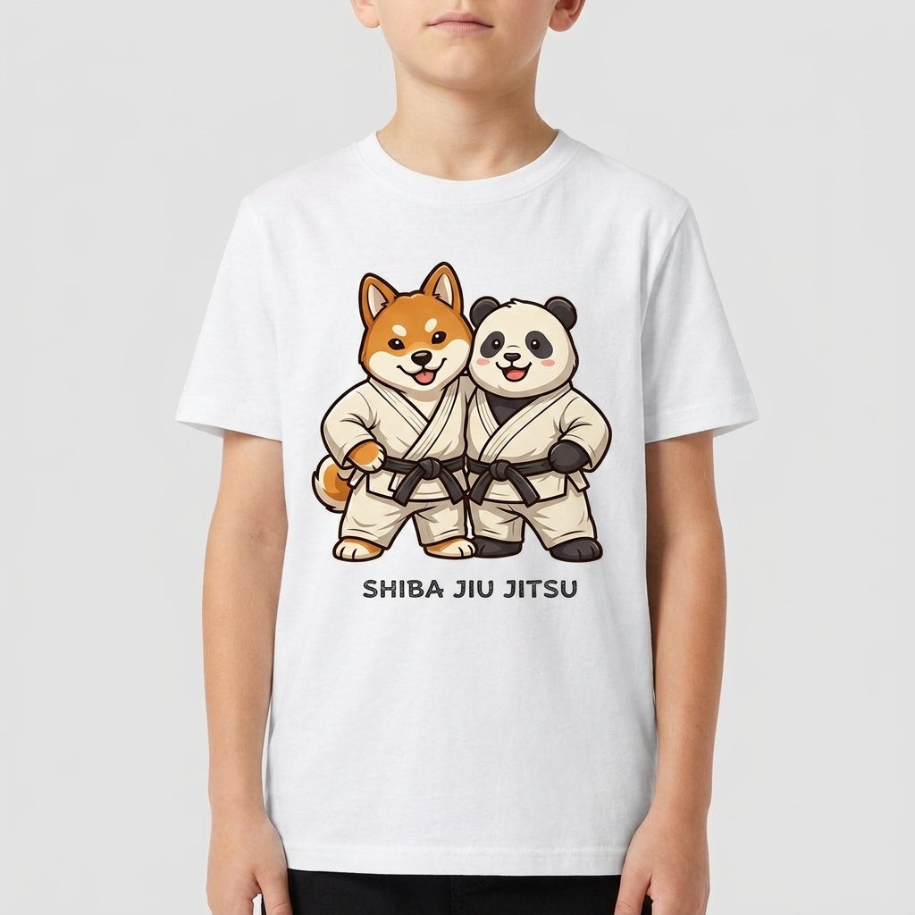 Camiseta com estampa frontal de cachorro e panda em quimonos de judô e estampa traseira de cachorro e panda lutando, sol vermelho e texto "Yama Jiu Jitsu".