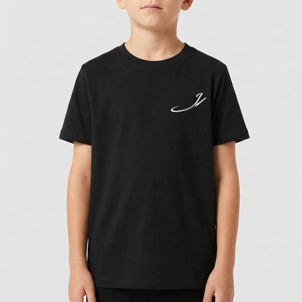 Camiseta com estampa frontal de uma inicial estilizada e estampa traseira com vários personagens icônicos de jogos e animações em um agrupamento vibrante.