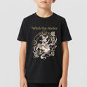 Camiseta com estampa frontal de personagem em estilo mangá, com chapéu de bruxa e elementos místicos circulares, acompanhados de texto estilizado.