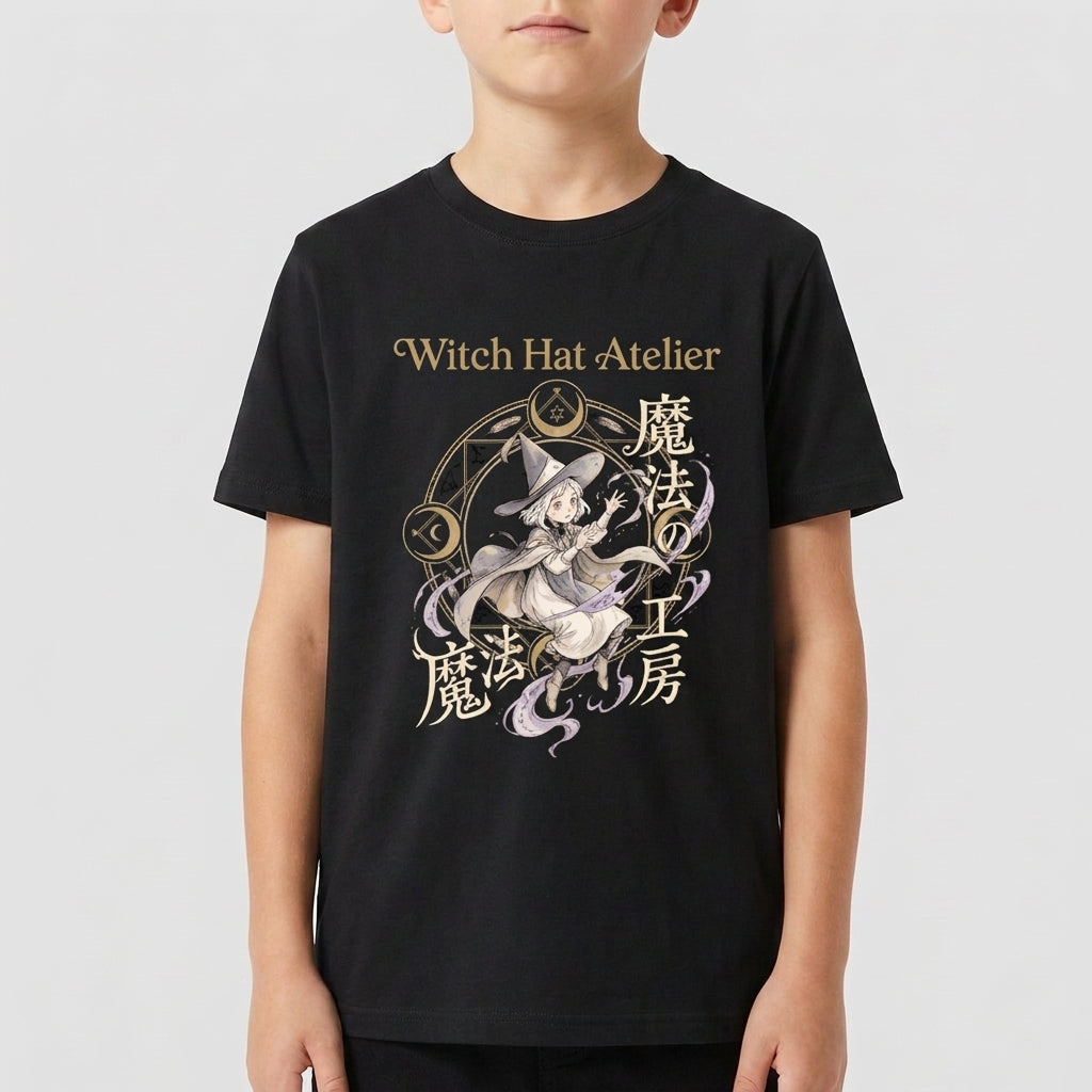 Camiseta com estampa frontal de personagem em estilo mangá, com chapéu de bruxa e elementos místicos circulares, acompanhados de texto estilizado.