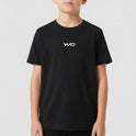 Camiseta com estampa frontal de texto estilizado centrado em letras cursivas.