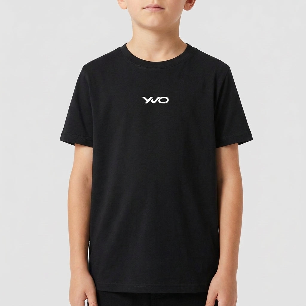 Camiseta com estampa frontal de texto estilizado centrado em letras cursivas.