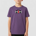 Camiseta com estampa frontal de um padrão geométrico com linhas curvadas e detalhes de texto "Kuarup" e "Xingu", e estampa traseira de "Xingu" centralizado.