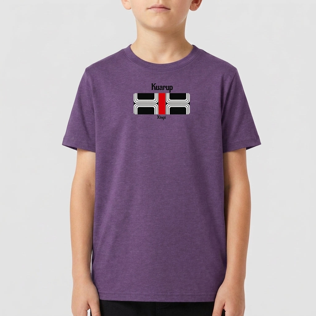 Camiseta com estampa frontal de um padrão geométrico com linhas curvadas e detalhes de texto "Kuarup" e "Xingu", e estampa traseira de "Xingu" centralizado.