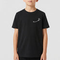 Camiseta com estampa frontal de assinatura estilizada em caligrafia cursiva e estampa traseira de diversos personagens em estilo cartunesco rodeados por elementos coloridos.