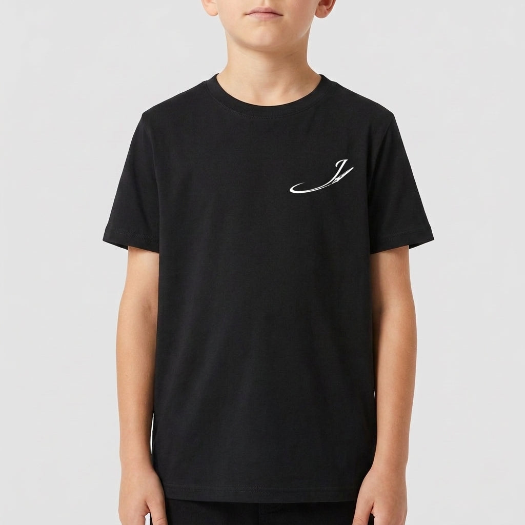 Camiseta com estampa frontal de assinatura estilizada em caligrafia cursiva e estampa traseira de diversos personagens em estilo cartunesco rodeados por elementos coloridos.