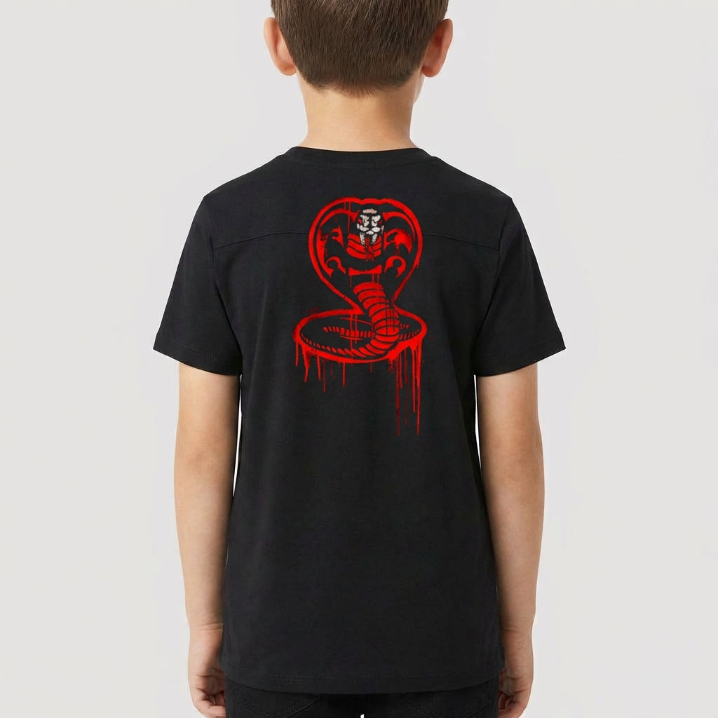 Camiseta com estampa frontal de "No Mercy Club" estilizado e estampa traseira de cobra com detalhes tribais e efeito gráfico de tinta escorrendo.