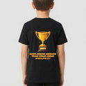 Camiseta com estampa frontal de troféu dourado pequeno e estampa traseira de troféu maior com a frase "Quem vencer herdará todas essas coisas Apocalipse 21:7".