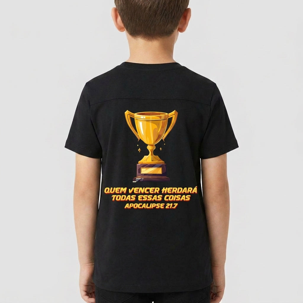 Camiseta com estampa frontal de troféu dourado pequeno e estampa traseira de troféu maior com a frase "Quem vencer herdará todas essas coisas Apocalipse 21:7".