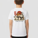 Camiseta com estampa frontal de cachorro e panda em quimonos de judô e estampa traseira de cachorro e panda lutando, sol vermelho e texto "Yama Jiu Jitsu".