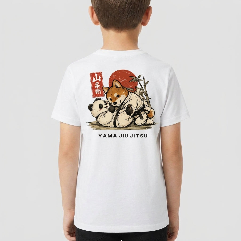 Camiseta com estampa frontal de cachorro e panda em quimonos de judô e estampa traseira de cachorro e panda lutando, sol vermelho e texto "Yama Jiu Jitsu".