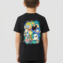Camiseta com estampa frontal de assinatura estilizada em caligrafia cursiva e estampa traseira de diversos personagens em estilo cartunesco rodeados por elementos coloridos.