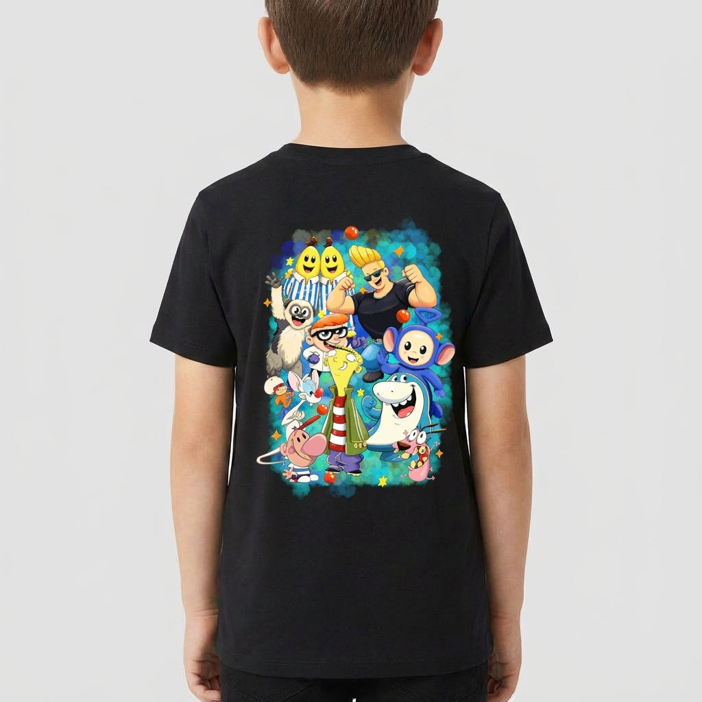 Camiseta com estampa frontal de assinatura estilizada em caligrafia cursiva e estampa traseira de diversos personagens em estilo cartunesco rodeados por elementos coloridos.
