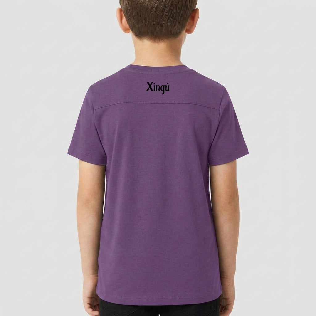Camiseta com estampa frontal de um padrão geométrico com linhas curvadas e detalhes de texto "Kuarup" e "Xingu", e estampa traseira de "Xingu" centralizado.