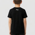 Camiseta com estampa frontal de elementos gráficos geométricos simétricos acompanhados das palavras "Kuarup" e "Xingu", e estampa traseira de "Xingu".