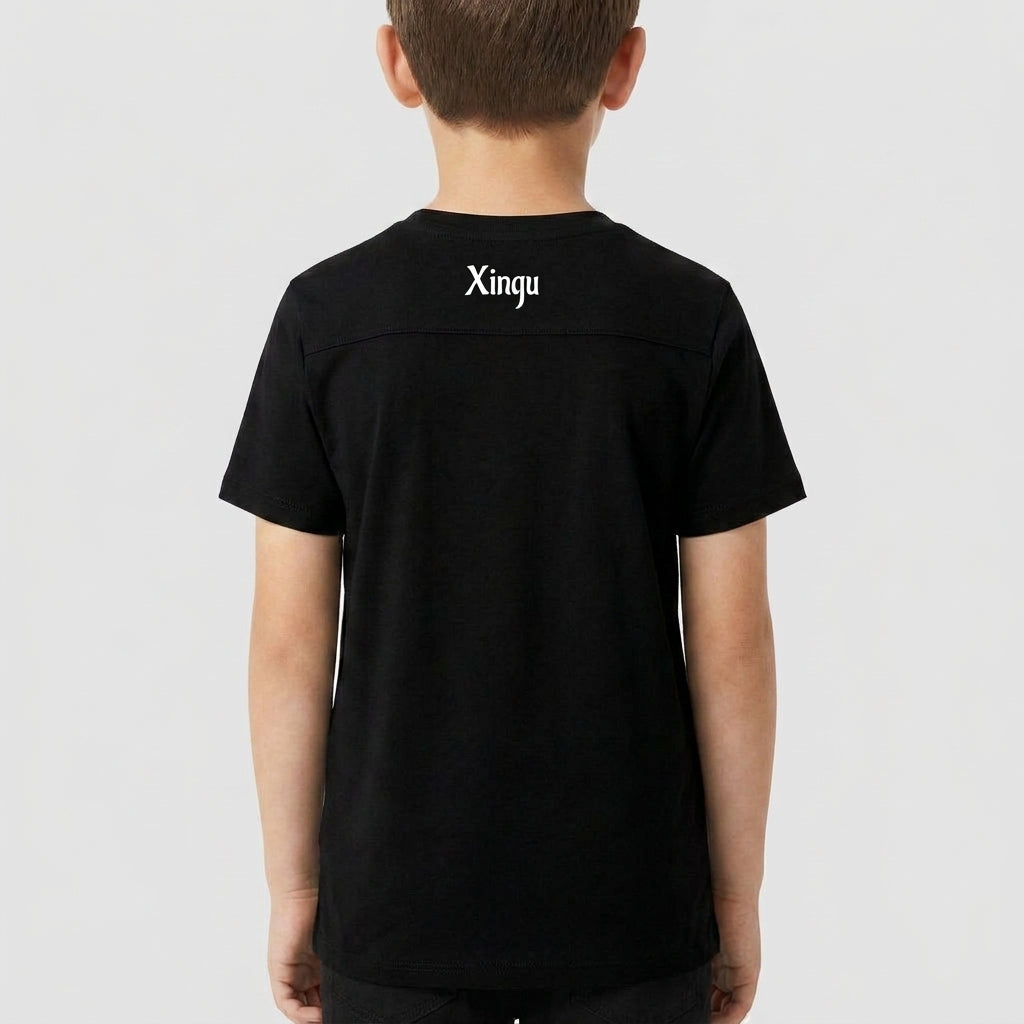Camiseta com estampa frontal de elementos gráficos geométricos simétricos acompanhados das palavras "Kuarup" e "Xingu", e estampa traseira de "Xingu".
