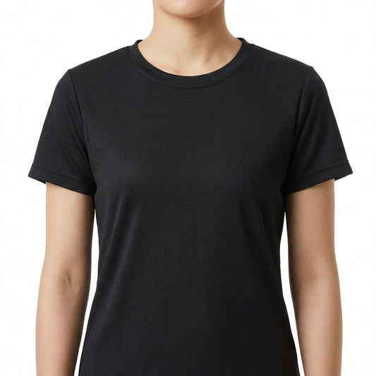 Camiseta com estampa frontal de ilustração abstrata geométrica composta por formas sobrepostas e linhas sinuosas, criando uma composição dinâmica e intrigante.