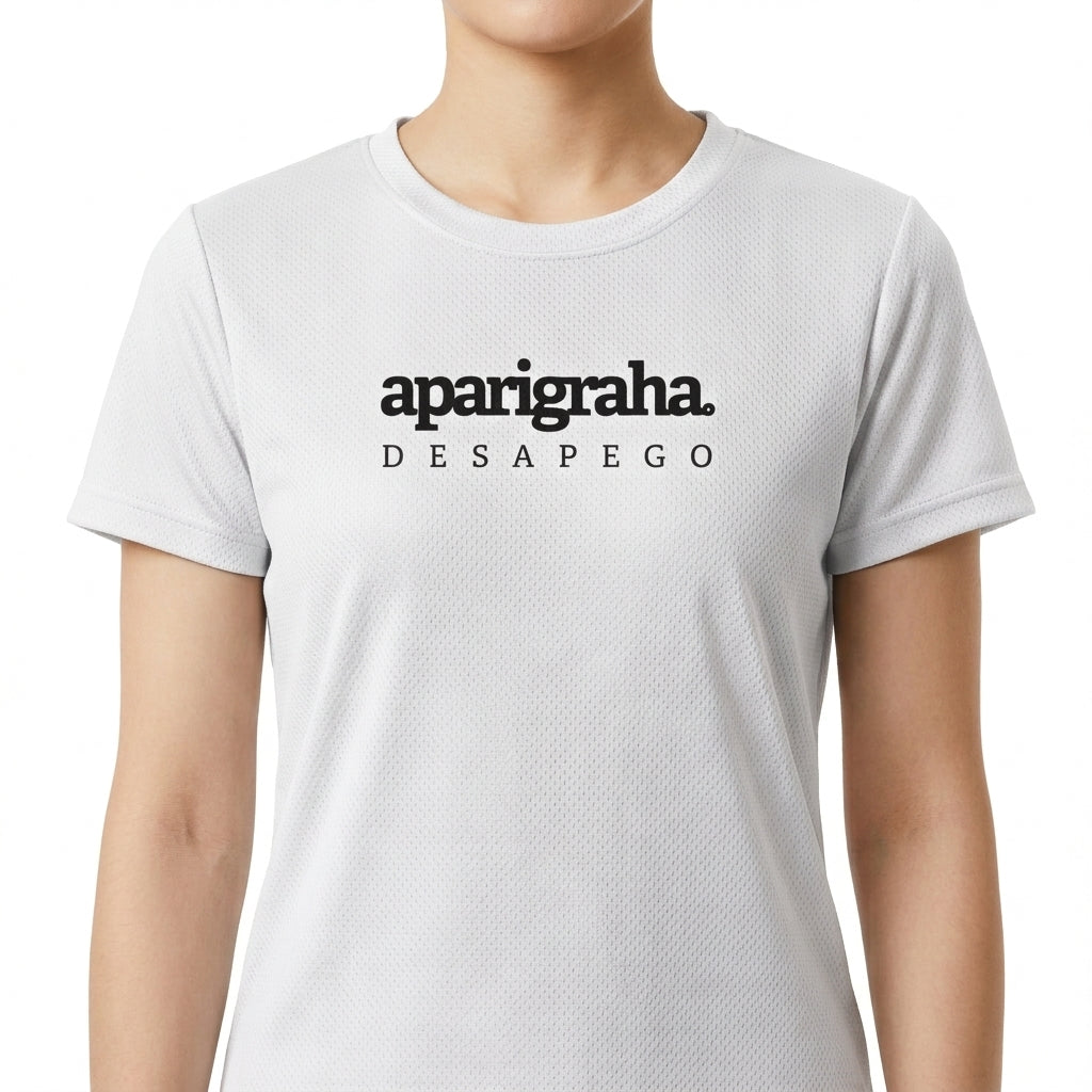 Camiseta com estampa frontal de "aparigraha. desapego" e estampa traseira de termos "yamas, satya, brahmacharya, ahimsa, asteya, aparigraha" com suas traduções.