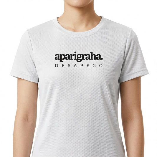 Camiseta com estampa frontal de "aparigraha. desapego" e estampa traseira de termos "yamas, satya, brahmacharya, ahimsa, asteya, aparigraha" com suas traduções.