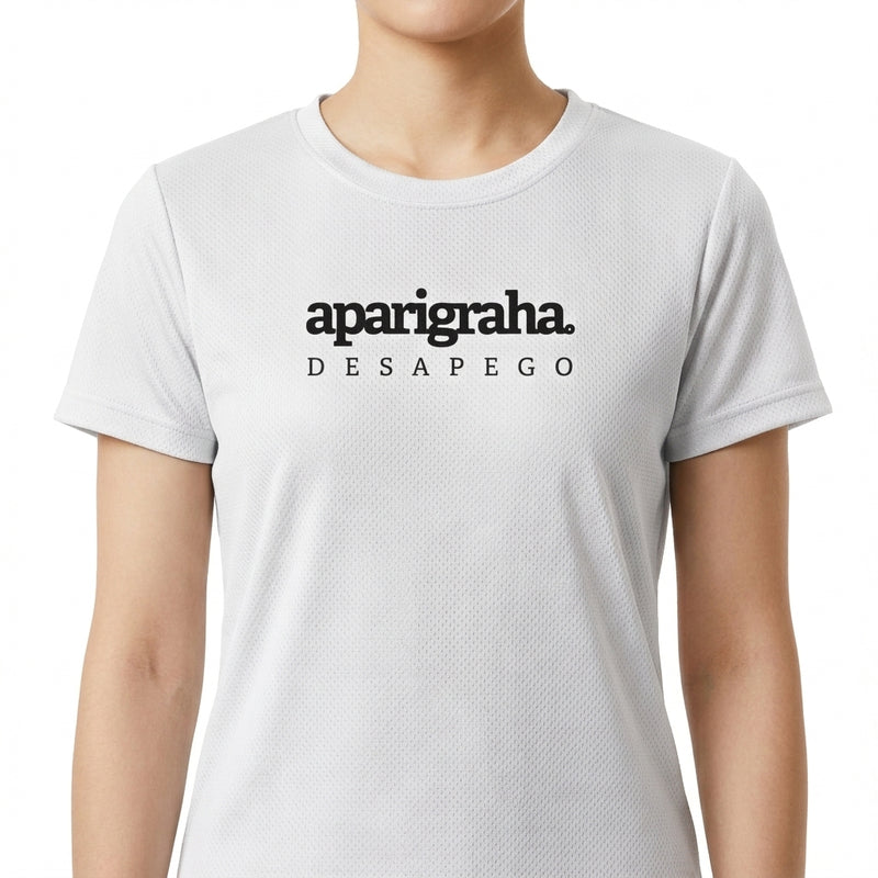 Camiseta com estampa frontal de "aparigraha. desapego" e estampa traseira de termos "yamas, satya, brahmacharya, ahimsa, asteya, aparigraha" com suas traduções.
