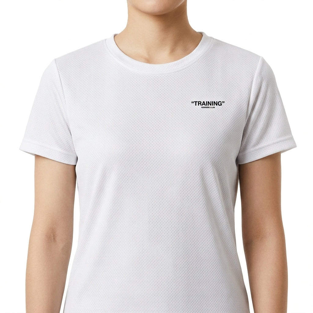 Camiseta com estampa frontal de "TRAINING" minimalista e estampa traseira de "TRAINING" em destaque com "ATHLETIC COLLECTION" e "ROWDER CLUB" abaixo.
