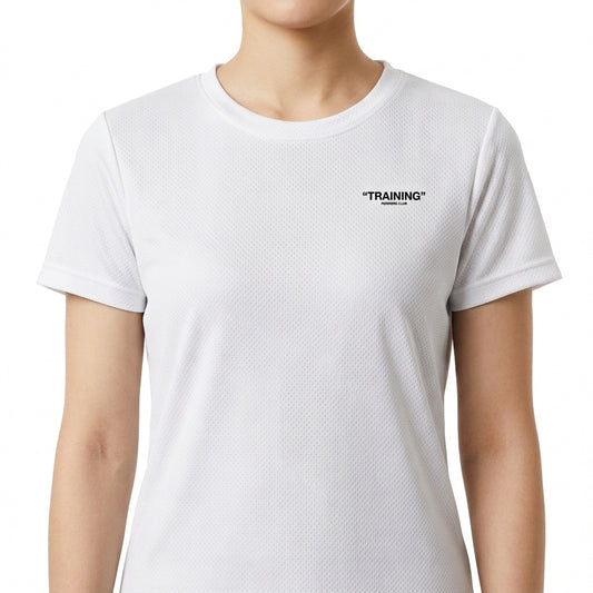 Camiseta com estampa frontal de "TRAINING" minimalista e estampa traseira de "TRAINING" em destaque com "ATHLETIC COLLECTION" e "ROWDER CLUB" abaixo.
