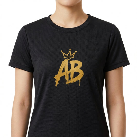 Camiseta com estampa frontal de letras estilizadas "AB" em traço de pincel, acompanhadas por uma coroa detalhada posicionada acima das letras.